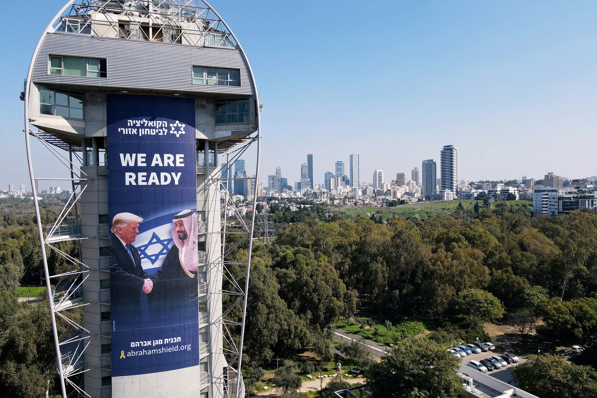 Президент Трамп і наслідний принц Мохаммед бін Салман, фактичний лідер Саудівської Аравії, на білборді в Рамат-Гані, Ізраїль, у вівторок